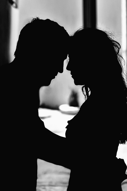 Zespół edukatorów finansowych pracujący nad materiałami szkoleniowymi w biurze w Krakowie